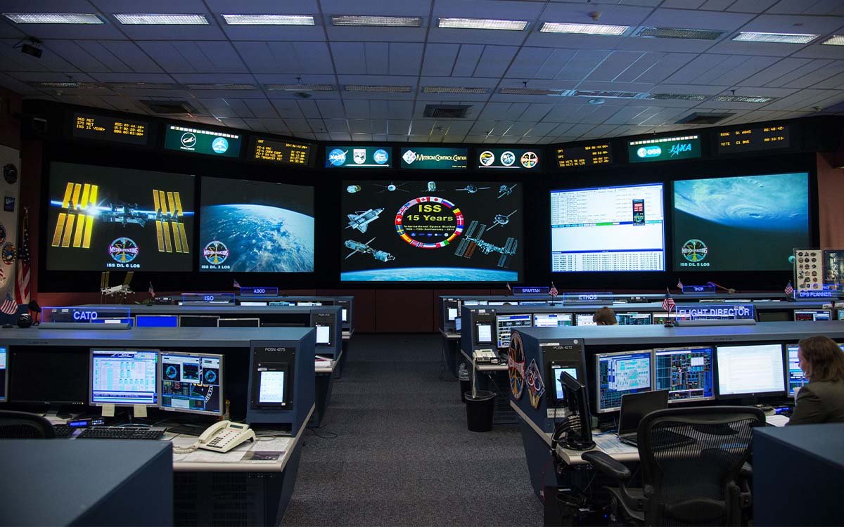 Stadium display control room with synchronized multi-screen monitoring